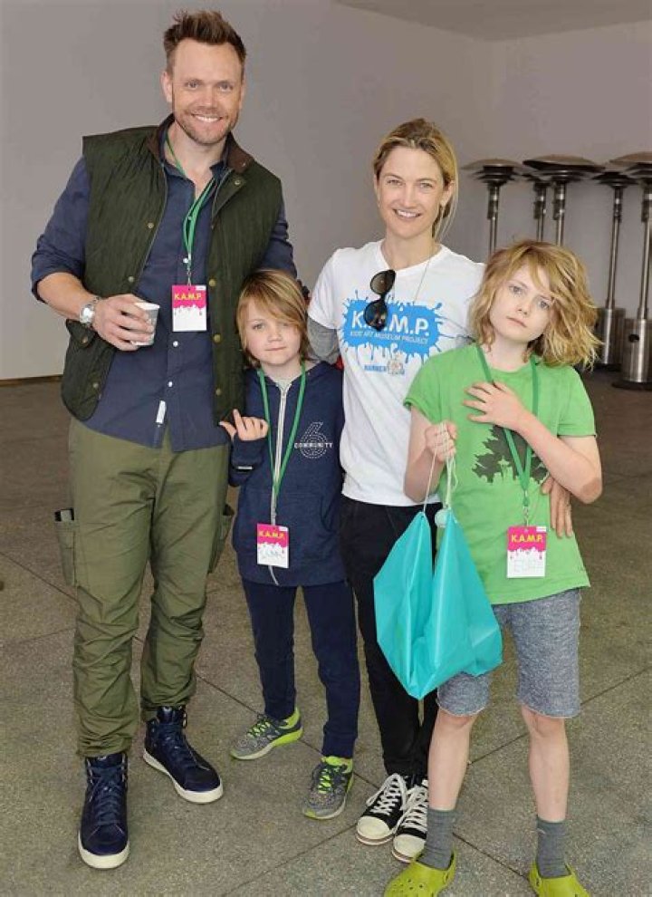 Joel McHale Bio, Wife, Height, Net Worth, Age, Wiki, Kids, Family